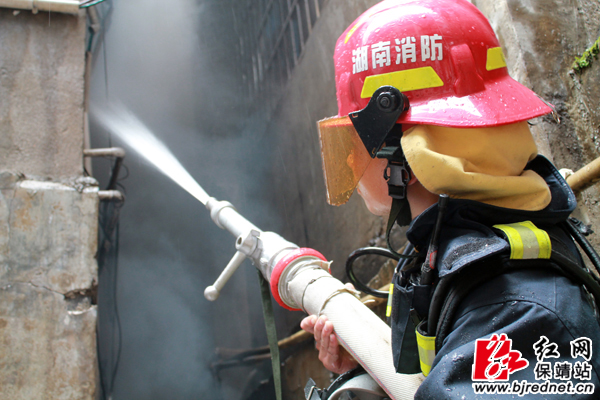 现场救火的消防战士