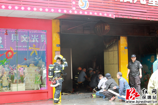 干部群众自发加人救火队伍