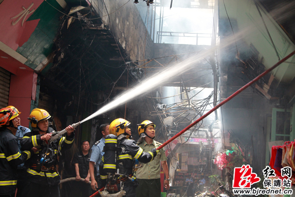 消防官兵正在火灾现场灭火