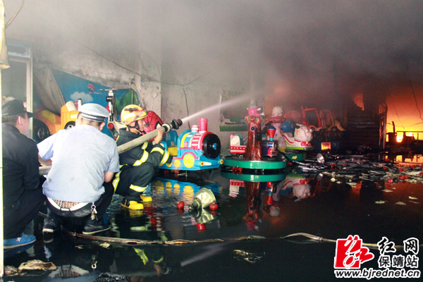 消防官兵在现场灭火