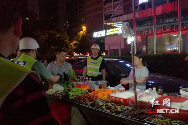 城管人员对流动夜宵摊点经营户进行规劝整改。