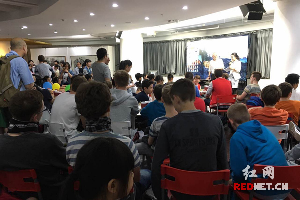 德国、长沙两个少年合唱团的孩子们，在长沙国际艺术中心一起游戏、演唱歌曲。