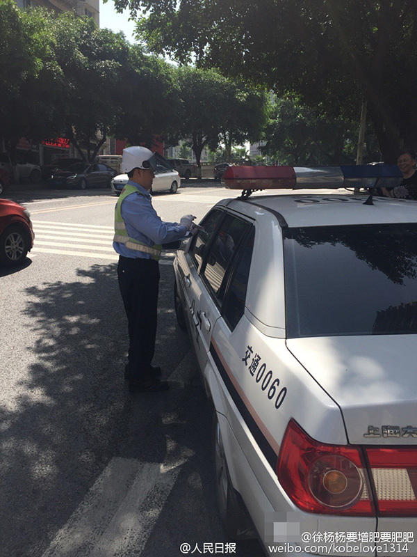 重庆交警对违停警车开罚单 获网友点赞