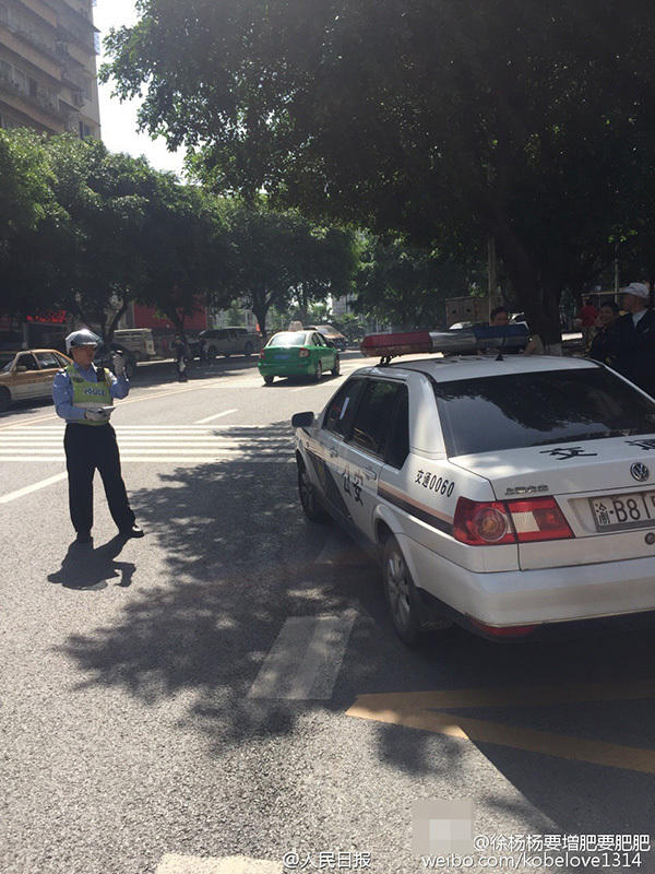 重庆交警对违停警车开罚单 获网友点赞