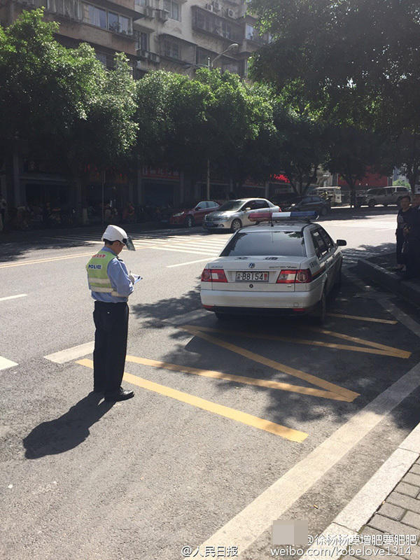 重庆交警对违停警车开罚单 获网友点赞