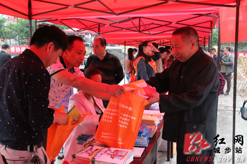 工作人员向群众发放宣传资料