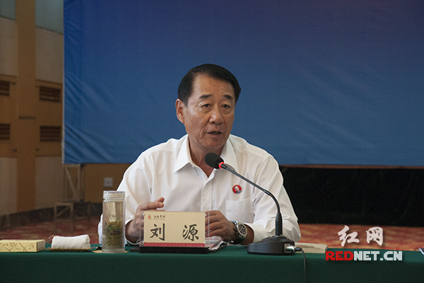 刘少奇之子、中国人民解放军上将、全国人大财政经济委员会副主任委员刘源代表刘家亲属出席会议并讲话。