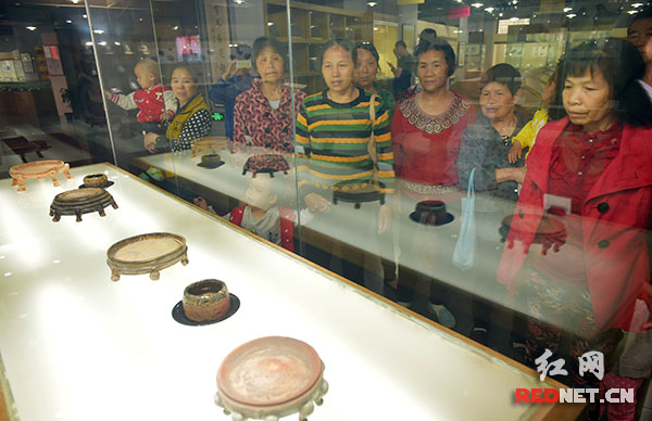 免费展出砚台1500余方，参观的市民不少。