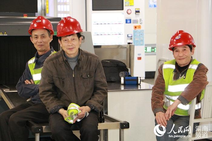 等待进入隧道的维修工人