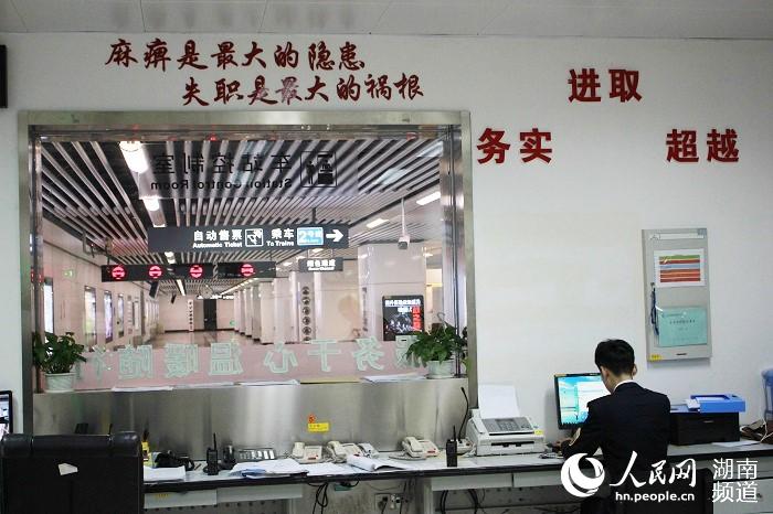 地铁停运之后，站内空无一人，站务依然坚守岗位