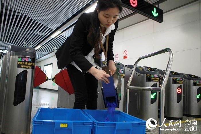 站务人员开始收集单程票