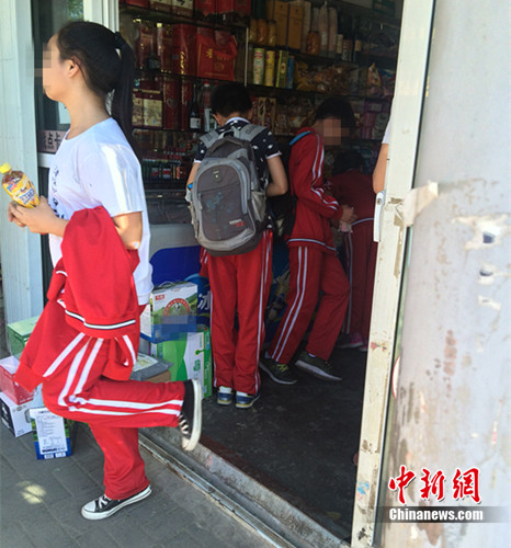5月16日下午，北京丰台区某小学的学生在附近小超市买东西。中新网邱宇 摄