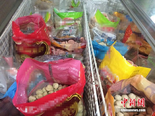 5月16日，北京市某批发市场，麻辣烫食材的包装袋都未封口。中新网邱宇 摄