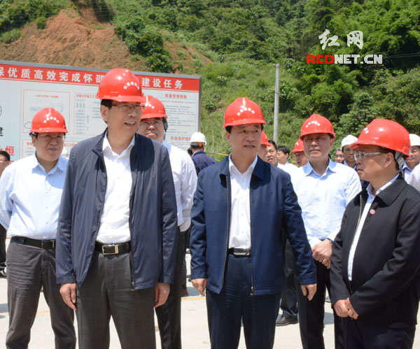 湖南省委书记、省人大常委会主任徐守盛（左二）就湖南省铁路重点工程建设开展专题调研。
