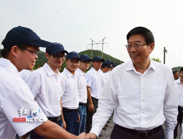 徐守盛看望铁路建设者代表。