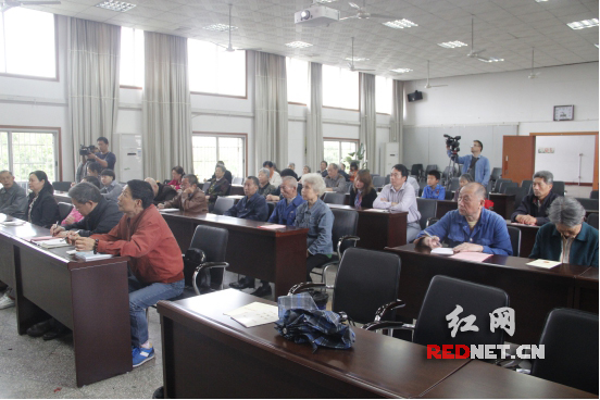 现场读者正在认真听讲座。