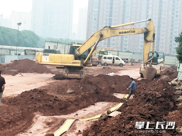 18日，山塘路正在进行施工，道路旁的小区居民希望建设方能按时完工。长沙晚报记者谢春年摄