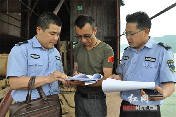 沅陵县水政执法人员组织采砂船主签订《河道采砂安全生产管理责任书》。