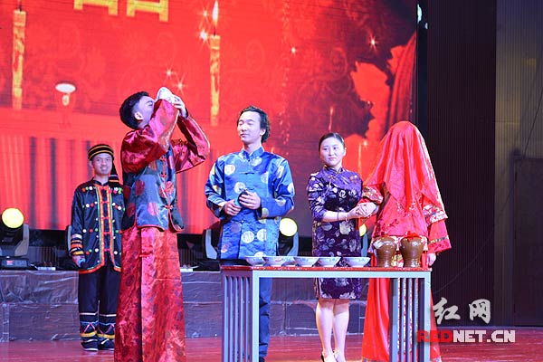 毕业生通过答辩和演绎，将传统和时尚不同风格的婚庆礼仪轮番上演。