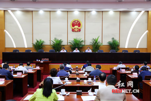 湖南省人大常委会召开贯彻实施《湖南省农村扶贫开发条例》座谈会。