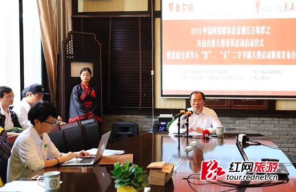 谭小平逐个答记者问。