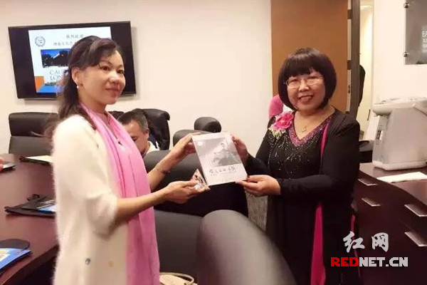 张音悦在交流中向孔子学院赠送个人专辑。
