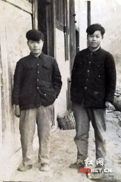 梁志高（左）年轻时候的照片，他说照片中的发型他会理。