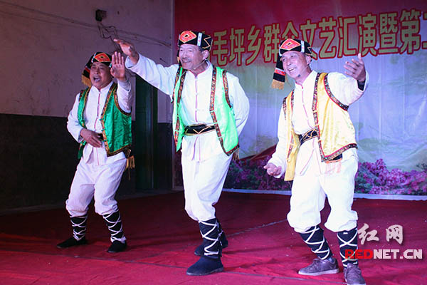 城步县白毛坪乡卡田村村民罗世毅等人正在演唱山歌。
