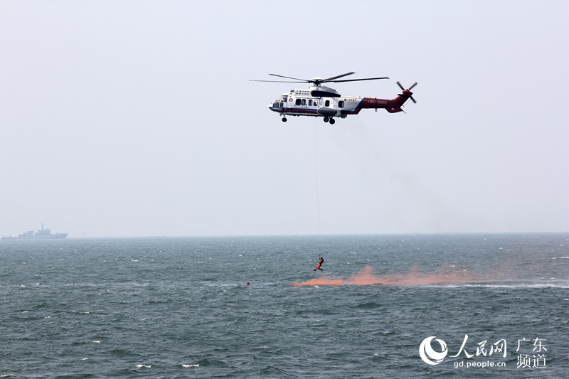 交通运输部救助飞行队直升机救起一名落水者。钟哲 摄