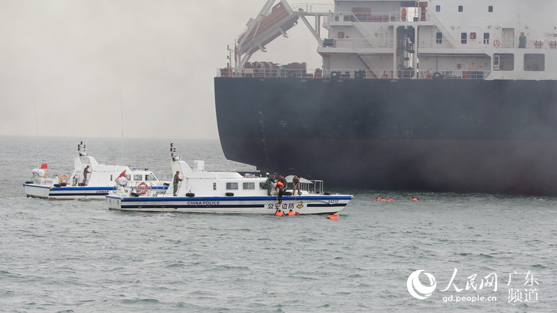 演练救援落水人员。广东海事局供图