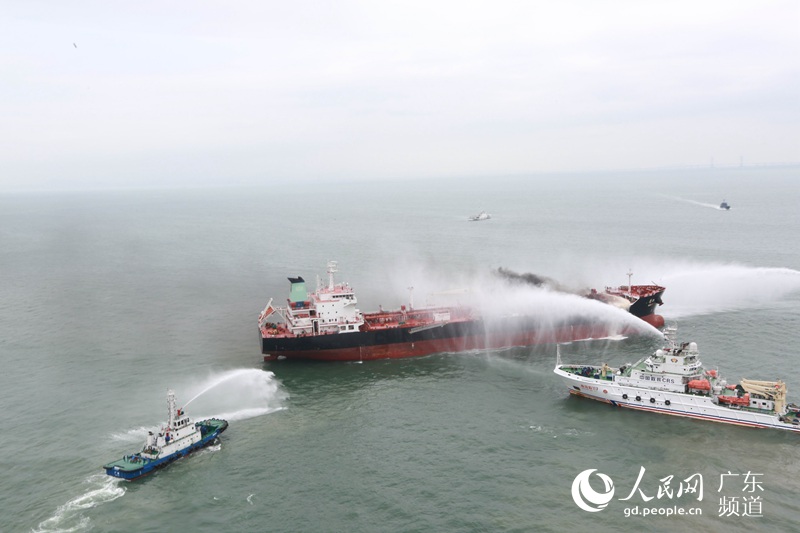 演练对模拟事故船灭火。广东海事局供图
