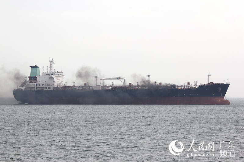 上午8时许，危险化学品船“UTOPIA”轮与客船碰撞后起火冒烟。钟哲 摄