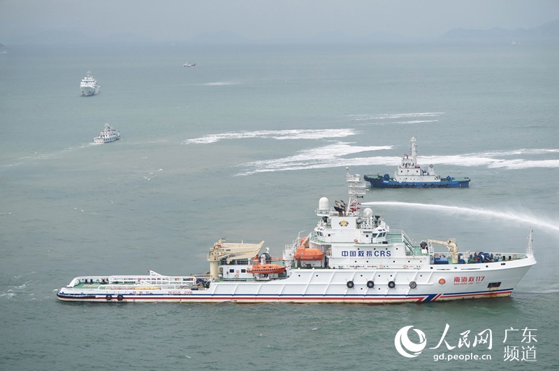 演练海面清污。广东海事局供图