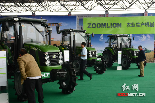 展会吸引了国内外知名农机生产经销企业参展。
