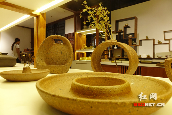 “桦”系列：传统砂器与原木材质相结合，彰显回归自然乡村风格。