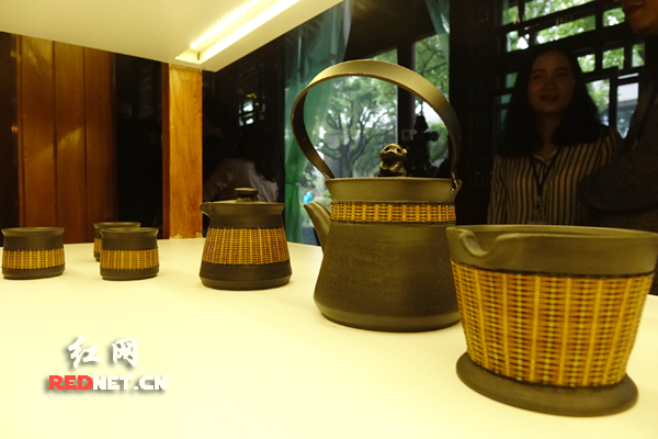 “竹石”系列，将传统竹编技艺与砂器工艺相结合。