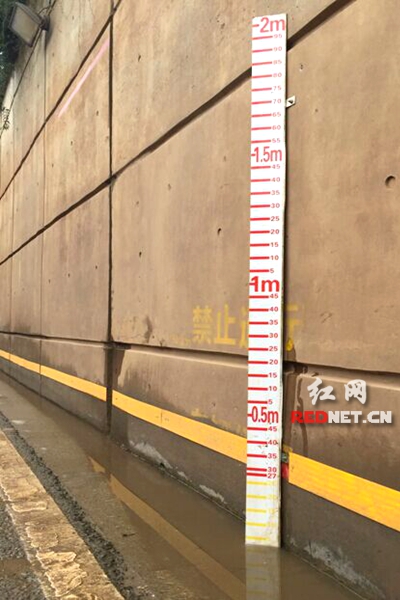 水位标尺：用于提醒市民雨时当桥涵下低洼路段积水深度达到27厘米时，禁止车辆驶入。
