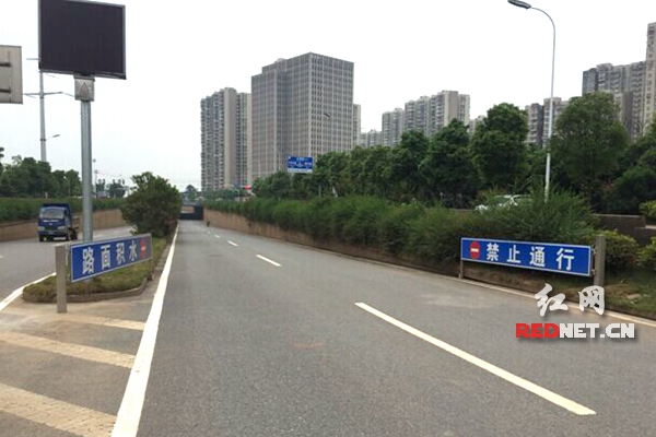 路面积水禁止通行不锈钢拦牌：用于下雨时当桥涵下低洼路段积水深度超过27cm时封闭道路。