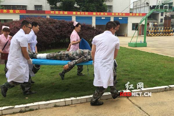 5月18日,湖南省道县武装部与湖南省道县中医院应急救援分队在武装部训练场联合开展野外救护演练。