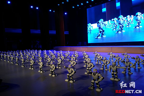 开场舞表演，近百部机器人翩翩起舞。