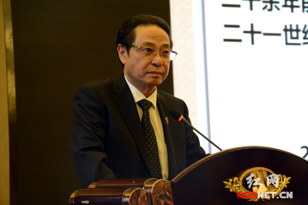 国医大师孙光荣教授在作主题报告。他介绍说，在湖南长沙马王堆三号墓里发掘出帛画《导引图》，是迄今我国发现的时代最早的一幅健身图。