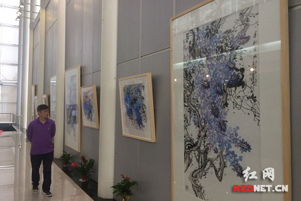 “紫境无边——李俊紫藤画展暨江苏泰州花鸟画作品巡展”在湖南省文化馆展厅和艺术展览馆同时举行。