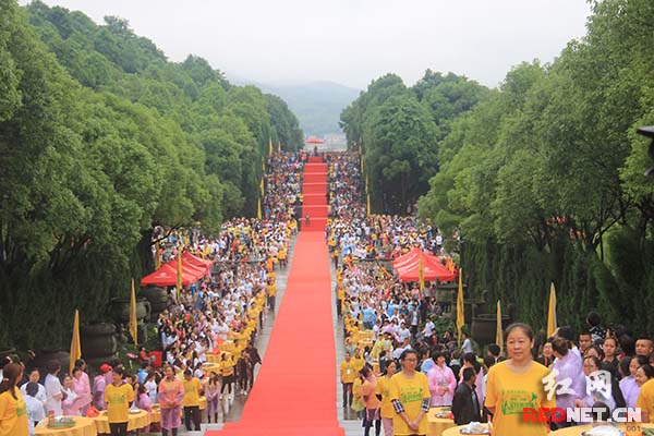 “千人挑战艾米餜大世界基尼斯”暨炎陵县生态民俗美食文化节活动现场。