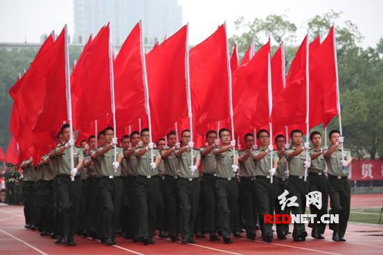 红旗翻飞傲风雨，整齐划一步履坚——是不是有国庆阅兵的既视感。