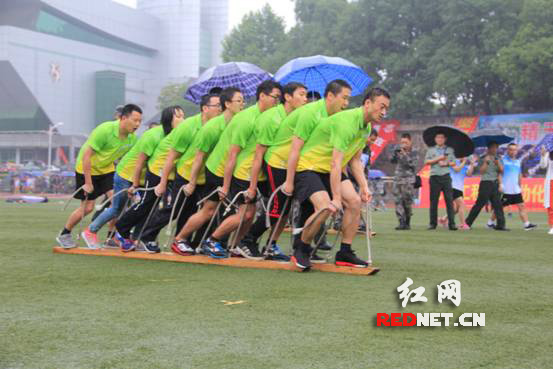 疾风骤雨中，我们八人如一人，终点已近在咫尺。