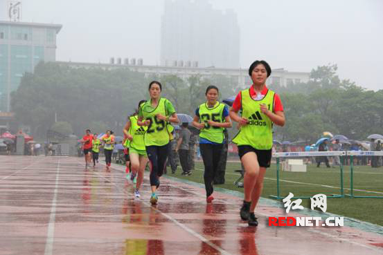 女兵不怕远征难，万水千山只等闲。