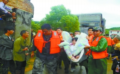  5月20日，临武县南强镇大广村，救援人员将上个月动了手术的村民邝春庄转移出来。（视频截图）通讯员 摄