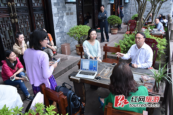 湘西州旅游局局长欧道胜接受2016年中国旅游网络媒体湖南行记者采访。