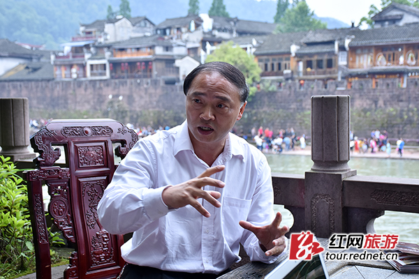 欧道胜细心讲述湘西州全域旅游发展计划。