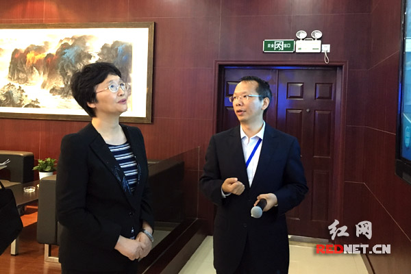 　　国侨办副主任王晓萍（左）考察长沙“侨梦苑”建设情况。